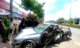 Vụ ô tô lao thẳng trụ biển báo, 2 người văng khỏi xe: 1 người tử vong