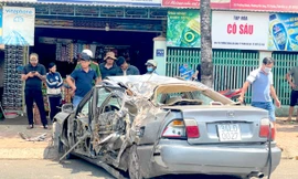 Ô tô lao thẳng trụ biển báo, 2 người hất văng khỏi xe: Tài xế có nồng độ cồn cao ngất ngưởng