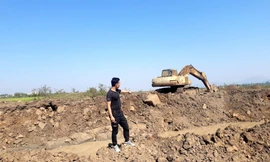 Hiện trường vụ khai thác đá trái phép ở cánh đồng làng Mơ Nú