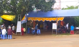 Người dân đến chia buồn với gia đình nạn nhân