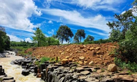 Nghe tin quy hoạch du lịch, thuê máy móc san ủi lấn vào suối đá cổ