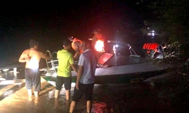 Điều ca nô vượt lũ đưa sản phụ đi sinh