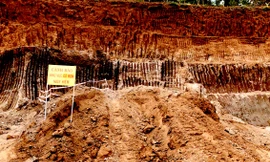 San ủi mặt bằng, người đàn ông tá hỏa phát hiện bom 'khủng'