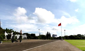 Quảng trường Đại Đoàn Kết (TP. Pleiku) không bóng người, dù trước đó mỗi sáng hàng nghìn người tới đây tập thể dục