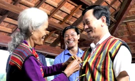 Già làng Y Pa (thôn Đăk Mế, xã Pờ Y, huyện Ngọc Hồi) tặng áo thổ cẩm do bà con dân tộc Brâu dệt.