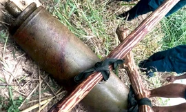 Phát hiện quả bom 'khủng' ở bờ suối còn nguyên kíp nổ