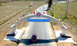 Tổng cục Đường bộ Việt Nam trả lời vụ 5 cổng chào sai phạm ở Kon Tum 