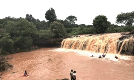  Dòng suối cuốn bé trai Đ. gần 10 km