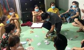 Nữ trưởng phòng công ty bảo hiểm đánh bạc với 9 phụ nữ
