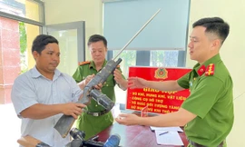 Bà con Tây Nguyên giao nộp hàng nghìn khẩu súng tự chế cho công an 
