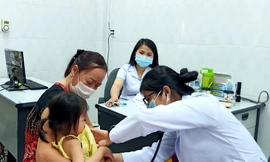 Y bác sỹ kiểm tra sức khoẻ cho các em nhỏ tại Gia Lai