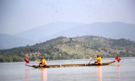 Độc đáo đua thuyền độc mộc trên sông Pô Cô