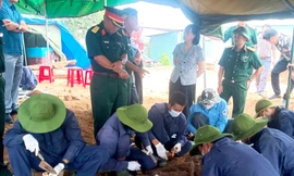 Gia Lai: Đào móng nhà phát hiện mộ chôn tập thể với nhiều di vật