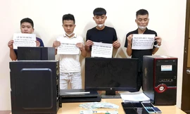 Các đối tượng Toàn, Phước, Vương, Hùng (từ phải qua)