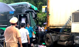 Xe rơ moóc va chạm với ô tô khách, 4 người thương vong 