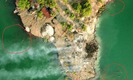 Từ trên cao nhìn xuống thấy rõ hàng loạt lóng gỗ (khoanh đỏ) nằm rải rác ven bờ sông, điểm tập kết gỗ cũng đã bị đốt cháy ngùn ngụt