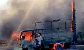 Tài xế điều khiển ô tô tải bị cháy ra đường để tránh lây lan