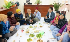 Bệnh nhân đang điều trị tại BV K Trung ương cùng tham dự chương trình Xuân ấm áp - Cơm sum vầy. Ảnh Quảng An