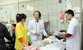 BS khám và điều trị cho bệnh nhân tại Khoa Nhi - BV Bạch Mai, Hà Nội. Ảnh: Quảng An