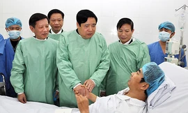 Bộ trưởng Bộ Quốc phòng Phùng Quang Thanh thăm và tặng quà anh Huyên sau ca ghép tạng. Ảnh: Bệnh viện cung cấp. 