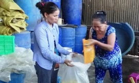 Bà Lập (bên phải) cùng lượng măng đặc sản vừa ngâm hóa chất