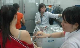 Phụ nữ có các triệu chứng, nguy cơ mắc UTCTC cần chủ động đi khám, xét nghiệm sớm để được chẩn đoán. Ảnh minh họa: Internet