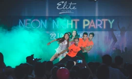 Các bạn trẻ tham dự đêm nhạc sôi động và bổ ích