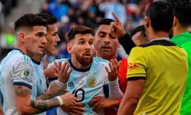 Liên đoàn bóng đá Nam Mỹ nói gì khi bị Messi cáo buộc 'dàn xếp'? 