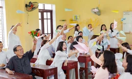 Bộ ảnh ‘kỷ yếu bố mẹ’ U50 gây bão cộng đồng mạng