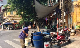 Người lao động Thủ đô chật vật mưu sinh dưới trưa hè 40 độ