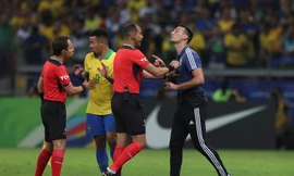 HLV Lionel Scaloni tranh cãi với trọng tài