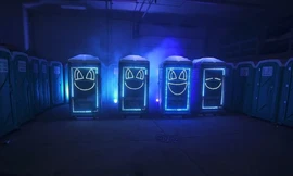 Nhà vệ sinh di động chào đón Năm mới 2021 theo cách độc đáo và đặc biệt nhất thế giới