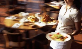 Nhận tiền tip “khủng” gần 50 triệu đồng, đây là bồi bàn may mắn nhất Giáng sinh năm nay