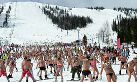 Diện bikini trượt tuyết để phá kỷ lục thế giới