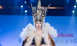 Ngọc Quyên vất vả vác bộ đồ 50kg làm 'bà hoàng'