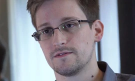 Edward Snowden bị truy nã gắt gao vì tiết lộ thông tin mật của chính phủ Mỹ
