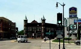 Học sinh mang súng, bắt thầy giáo làm con tin