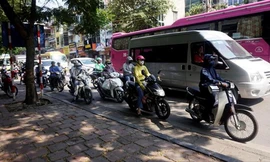 Nắng nóng hơn 40 độ trên đường phố Hà Nội ngày 18/5. Ảnh: Hoàng Mạnh Thắng