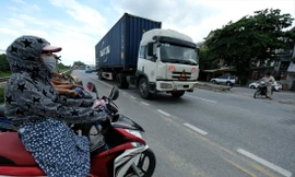 Cận cảnh người dân qua đường trên QL5 trong nỗi sợ hãi Ảnh: Nam Trần 