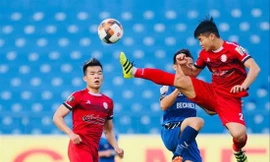 TPHCM (đỏ) lấy lại ngôi đầu sau chiến thắng trước B.Bình Dương Ảnh: 24h