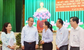 Bí thư Thành ủy TPHCM Nguyễn Thiện Nhân trao đổi với các đại biểu bên lề hội nghị Ảnh: Thành ủy TPHCM