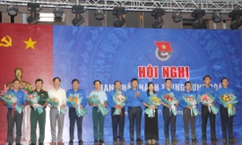 Anh Lê Quốc Phong chúc mừng các tân Ủy viên BCH T.Ư Đoàn khóa XI 