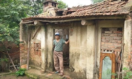 Người dân ở ngôi nhà cấp 4 xuống cấp ở Minh Tân đang ngóng chờ từng ngày được phép xây dựng Ảnh: Văn Việt