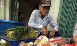 Bánh trung thu trôi nổi bán đổ đống cùng với rau củ bên hông chợ Bình Tây (Q.6, TPHCM) (ảnh chụp trưa 8/9)