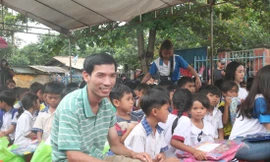 Anh Tú Anh và học sinh bản xa. Ảnh: H.C 