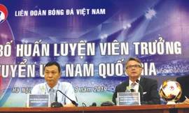 HLV Troussier trong buổi họp báo công bố HLV trưởng ĐT U19 Việt Nam Ảnh: VSI
