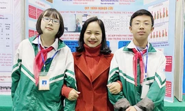 PGS. TS Dương Thu Hằng (giữa) cùng hai học sinh lớp 8 