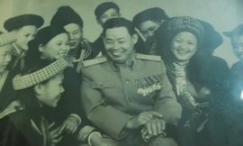 Chu Văn Tấn với đồng bào 