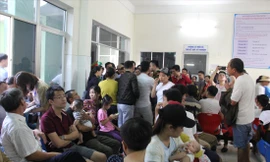 Người dân chen chúc đăng ký suất tiêm 6 trong 1 tại Trung tâm kiểm soát bệnh tật thành phố Đà Nẵng Ảnh: Thanh Trần