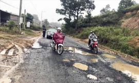 Ðường đèo quanh co, nhiều ổ gà rất nguy hiểm 